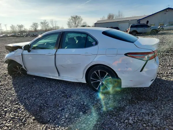 4T1B11HK0JU650826 2018 TOYOTA CAMRY - Image 2