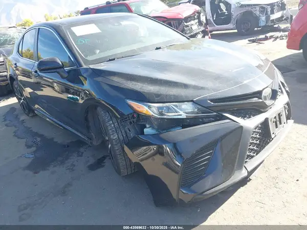4T1B11HK0JU652978 2018 TOYOTA CAMRY - Image 1