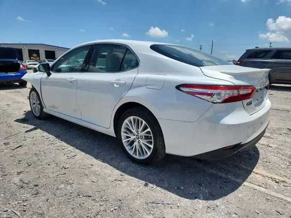 4T1B11HK0JU654634 2018 TOYOTA CAMRY - Image 2