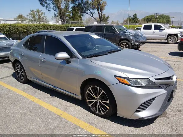4T1B11HK0JU657498 2018 TOYOTA CAMRY - Image 1