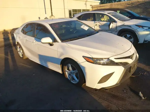4T1B11HK0JU657646 2018 TOYOTA CAMRY - Image 1
