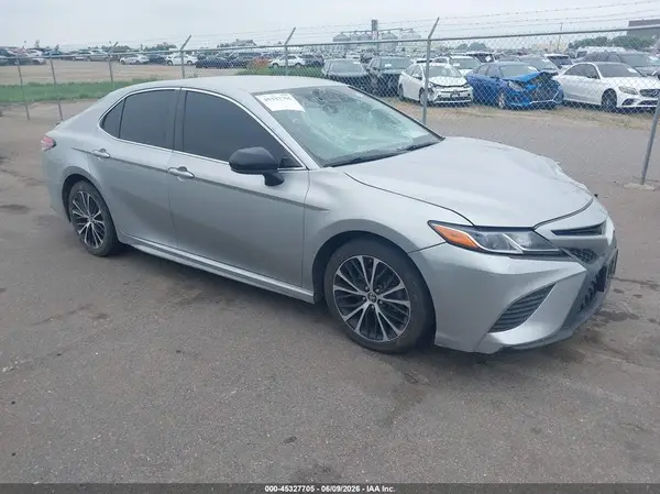 4T1B11HK0JU660627 2018 TOYOTA CAMRY - Image 1