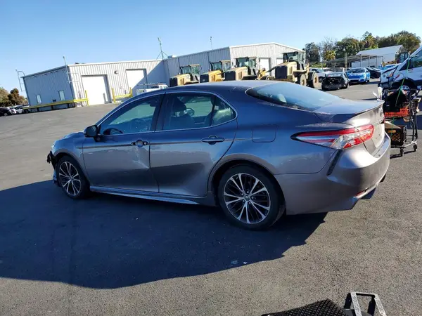 4T1B11HK0JU664063 2018 TOYOTA CAMRY - Image 2