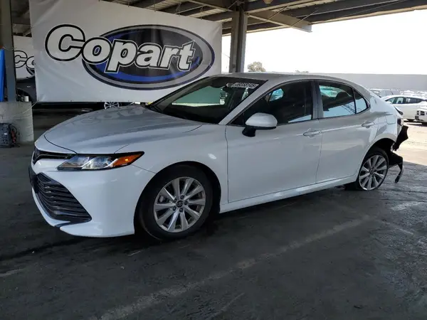 4T1B11HK0JU665083 2018 TOYOTA CAMRY - Image 1
