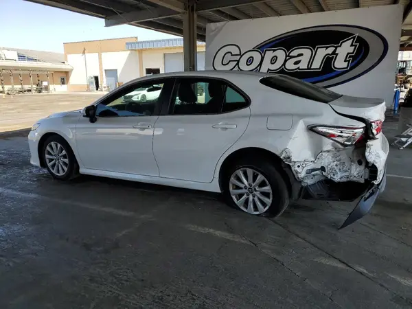 4T1B11HK0JU665083 2018 TOYOTA CAMRY - Image 2