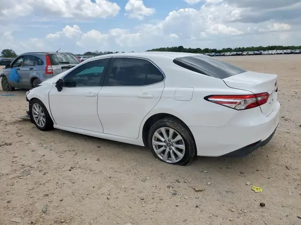 4T1B11HK0JU665116 2018 TOYOTA CAMRY - Image 2