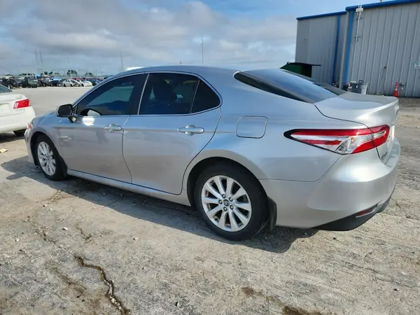 4T1B11HK0JU665195 2018 TOYOTA CAMRY - Image 2