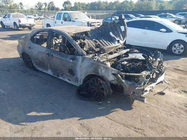 4T1B11HK0JU666198 2018 TOYOTA CAMRY - Image 1