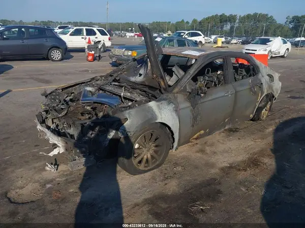 4T1B11HK0JU666198 2018 TOYOTA CAMRY - Image 2