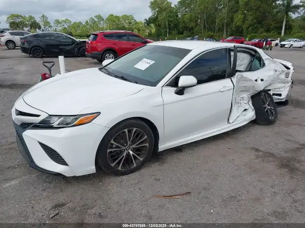 4T1B11HK0JU667559 2018 TOYOTA CAMRY - Image 2