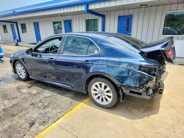 4T1B11HK0JU668128 2018 TOYOTA CAMRY - Image 2