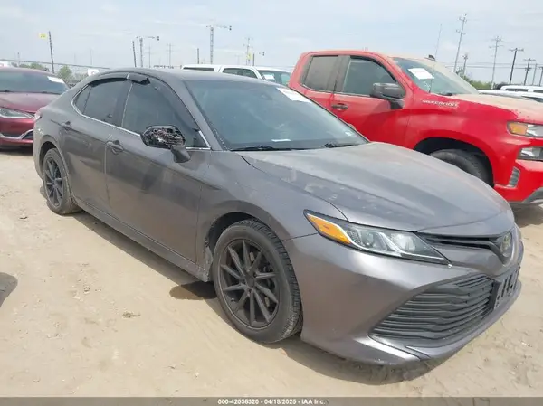 4T1B11HK0JU668565 2018 TOYOTA CAMRY - Image 1