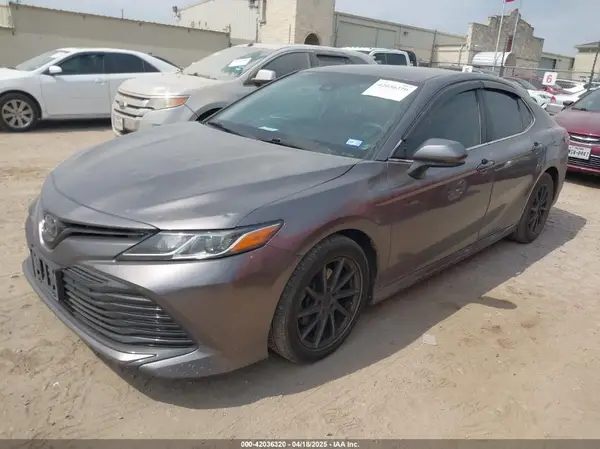 4T1B11HK0JU668565 2018 TOYOTA CAMRY - Image 2