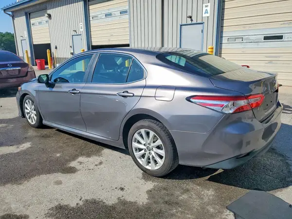 4T1B11HK0JU671000 2018 TOYOTA CAMRY - Image 2