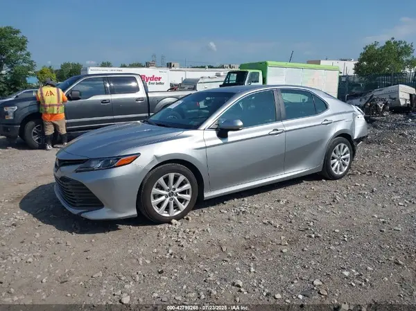 4T1B11HK0JU671529 2018 TOYOTA CAMRY - Image 2