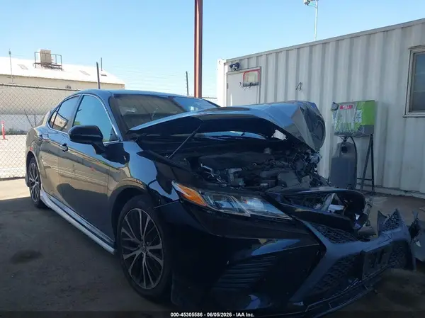 4T1B11HK0JU671725 2018 TOYOTA CAMRY - Image 1