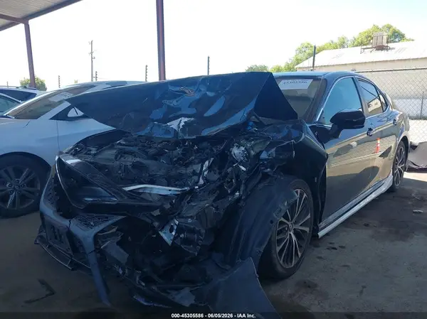 4T1B11HK0JU671725 2018 TOYOTA CAMRY - Image 2