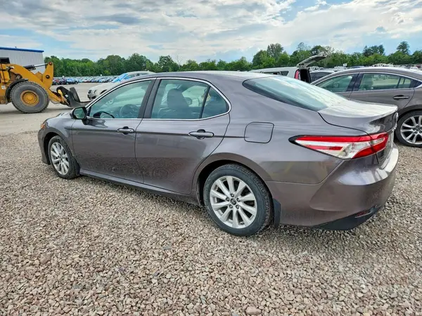 4T1B11HK0JU671840 2018 TOYOTA CAMRY - Image 2