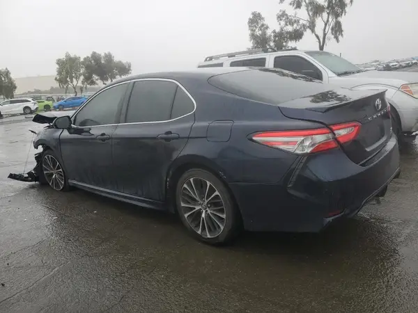 4T1B11HK0JU677072 2018 TOYOTA CAMRY - Image 2