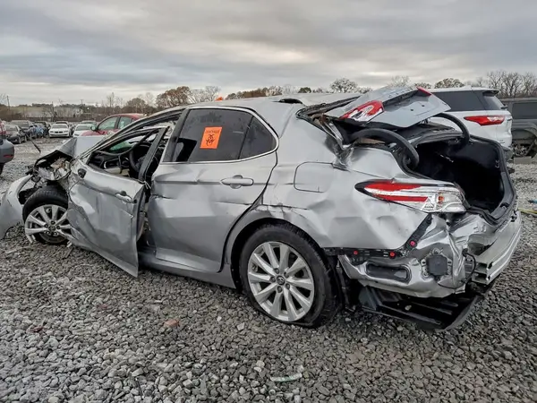 4T1B11HK0JU677797 2018 TOYOTA CAMRY - Image 2
