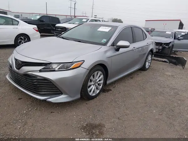 4T1B11HK0JU678593 2018 TOYOTA CAMRY - Image 2