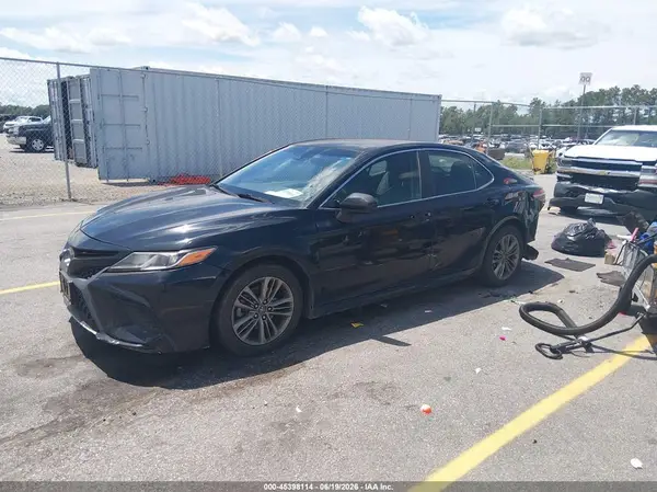 4T1B11HK1JU001861 2018 TOYOTA CAMRY - Image 2
