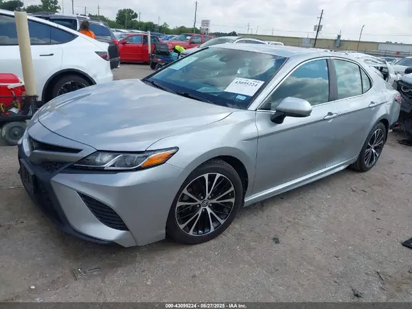 4T1B11HK1JU002993 2018 TOYOTA CAMRY - Image 2