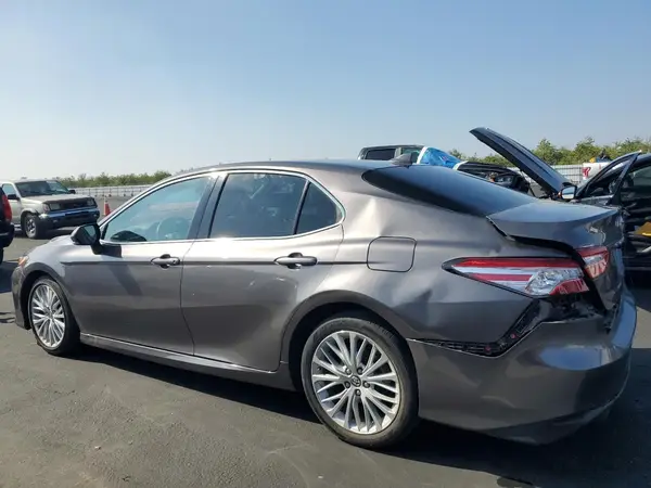 4T1B11HK1JU007126 2018 TOYOTA CAMRY - Image 2