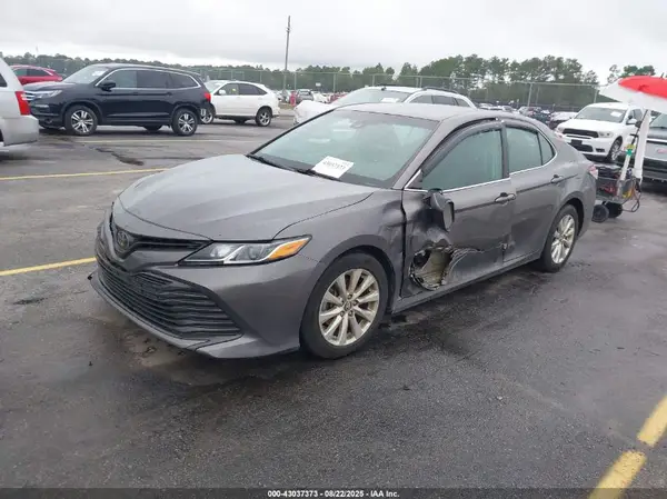 4T1B11HK1JU008597 2018 TOYOTA CAMRY - Image 2