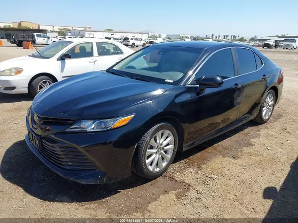 4T1B11HK1JU011080 2018 TOYOTA CAMRY - Image 2