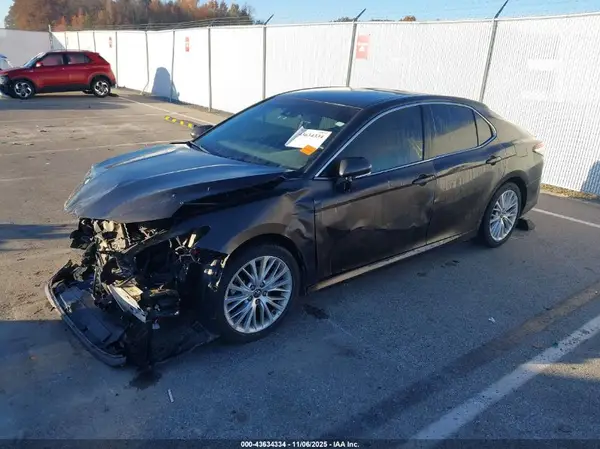 4T1B11HK1JU011824 2018 TOYOTA CAMRY - Image 2