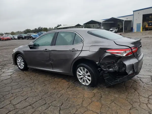 4T1B11HK1JU012021 2018 TOYOTA CAMRY - Image 2