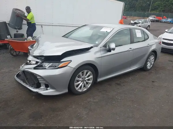 4T1B11HK1JU013122 2018 TOYOTA CAMRY - Image 2