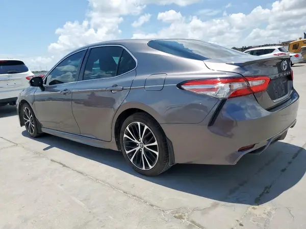 4T1B11HK1JU013962 2018 TOYOTA CAMRY - Image 2