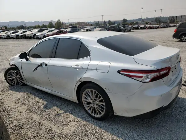 4T1B11HK1JU016666 2018 TOYOTA CAMRY - Image 2