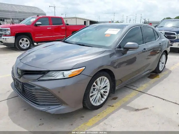 4T1B11HK1JU017848 2018 TOYOTA CAMRY - Image 2