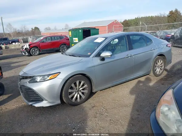 4T1B11HK1JU018319 2018 TOYOTA CAMRY - Image 2