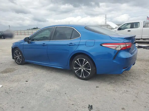 4T1B11HK1JU018501 2018 TOYOTA CAMRY - Image 2