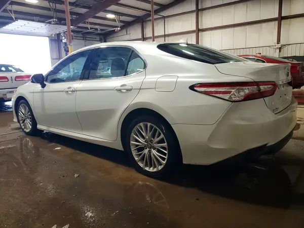 4T1B11HK1JU018837 2018 TOYOTA CAMRY - Image 2
