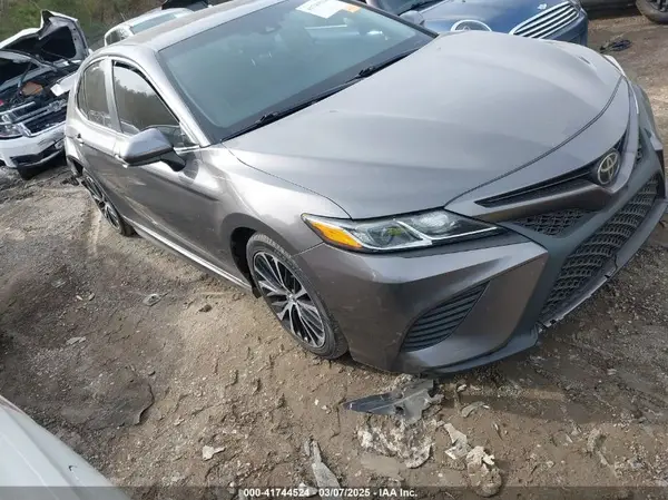 4T1B11HK1JU020782 2018 TOYOTA CAMRY - Image 1