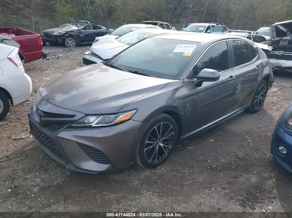 4T1B11HK1JU020782 2018 TOYOTA CAMRY - Image 2