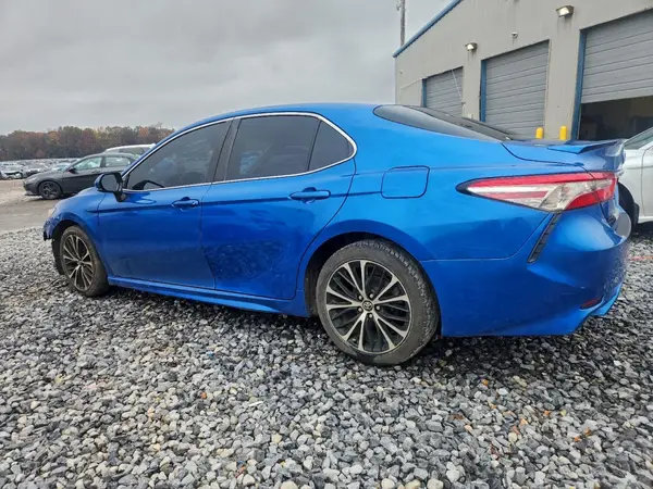 4T1B11HK1JU020975 2018 TOYOTA CAMRY - Image 2