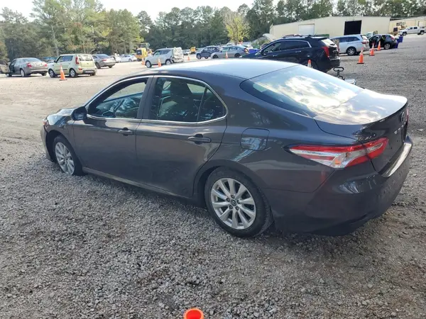4T1B11HK1JU021141 2018 TOYOTA CAMRY - Image 2