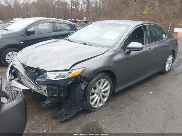 4T1B11HK1JU022015 2018 TOYOTA CAMRY - Image 2