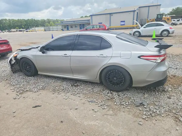 4T1B11HK1JU024556 2018 TOYOTA CAMRY - Image 2