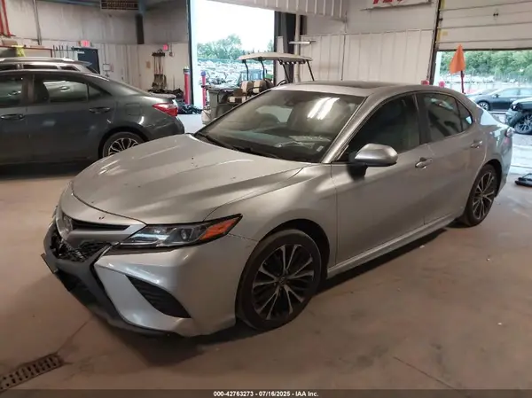 4T1B11HK1JU028509 2018 TOYOTA CAMRY - Image 2