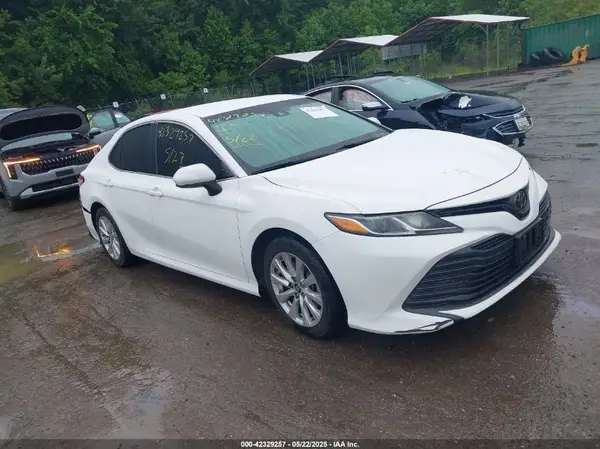 4T1B11HK1JU030230 2018 TOYOTA CAMRY - Image 1