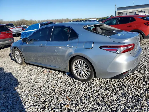 4T1B11HK1JU033810 2018 TOYOTA CAMRY - Image 2