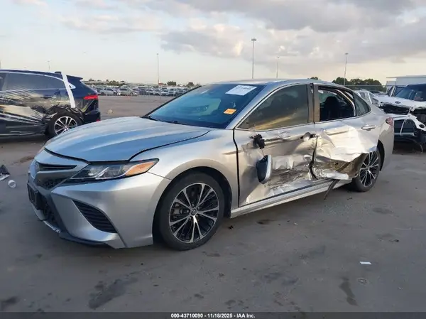 4T1B11HK1JU034004 2018 TOYOTA CAMRY - Image 2