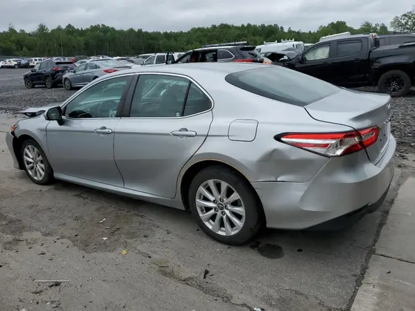 4T1B11HK1JU035623 2018 TOYOTA CAMRY - Image 2